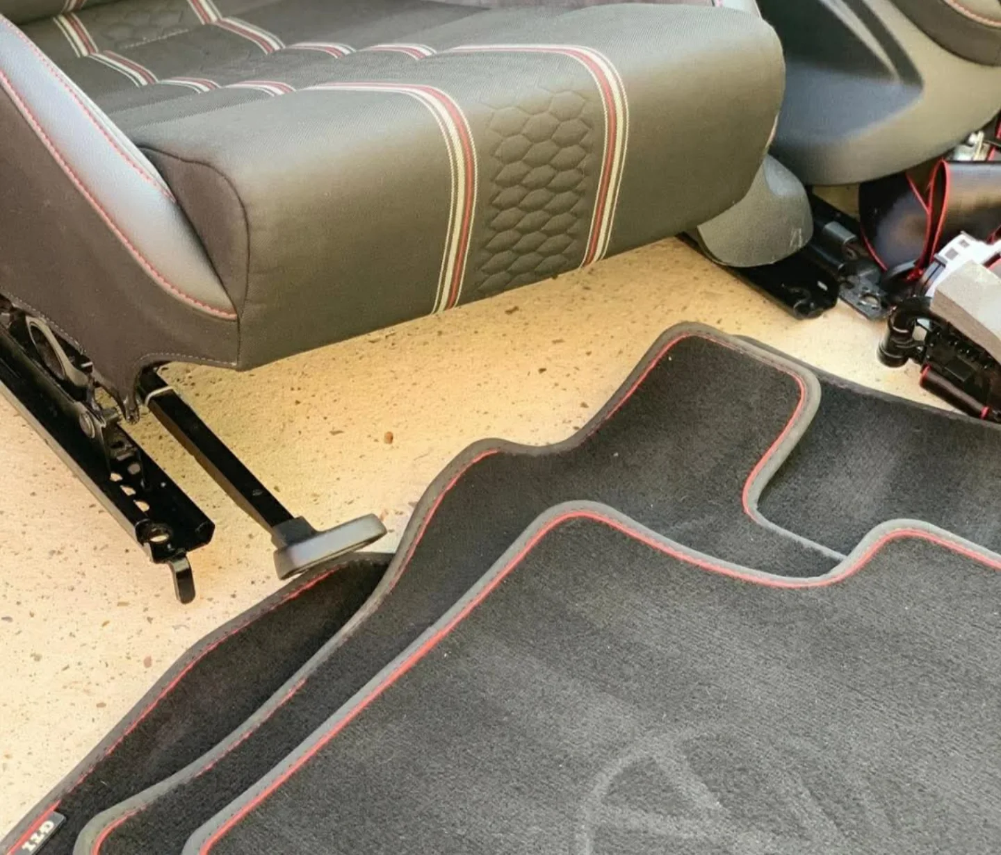 Mk6R Recaro Wingback Bucket Seats - Image 4